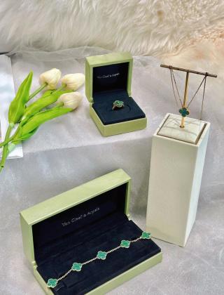 Van Cleef & Arpels single-motif Alhambra ring in malachite with diamonds