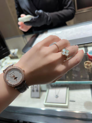 Van Cleef & Arpels Golden Pearl Clover Solitaire Ring