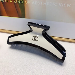 CHANEL Valora Monochrome Luxe Hair Claw Clip