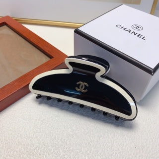 CHANEL Bianca Monochrome Signature Hair Claw Clip
