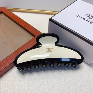 CHANEL Bianca Monochrome Signature Hair Claw Clip