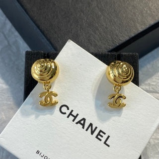 CHANEL Marina Seashell Gold Stud Earrings