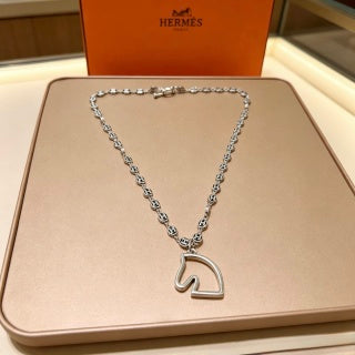 Hermès Equestrian Horseshoe Link Pendant Necklace
